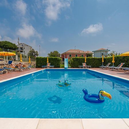 Residence Mizar Пиетра Лигуре Екстериор снимка